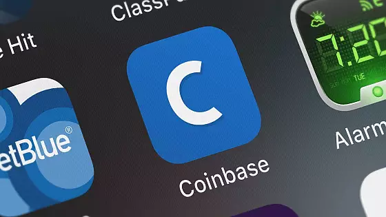 Zmenáreň Coinbase neoprávnene sťahovala peniaze z účtov - vráti ich