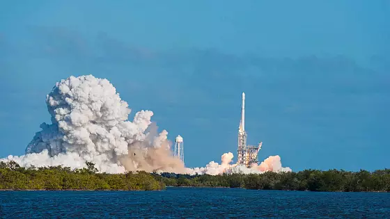 Pozrite si záznam zo štartu najväčšej rakety na svete!