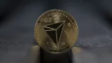 Tron konečne ukončil voľby