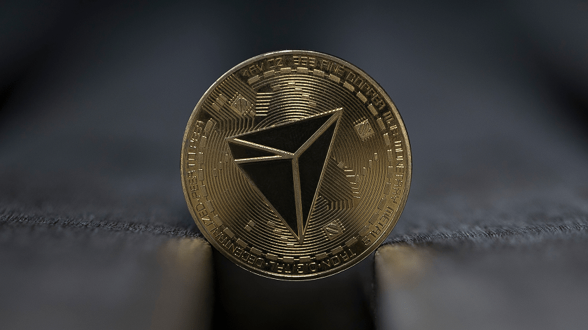 Tron konečne ukončil voľby