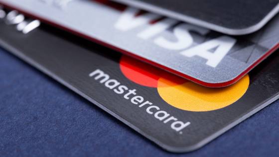 Visa a Mastercard zvyšujú poplatky