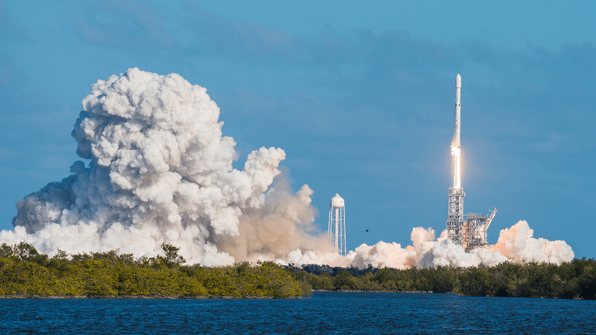 Falcon Heavy má za sebou úspešný štart aj pristátie