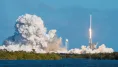 Falcon Heavy má za sebou úspešný štart aj pristátie