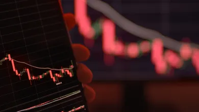 Bitcoin už nepodlezie 5 000 dolárov