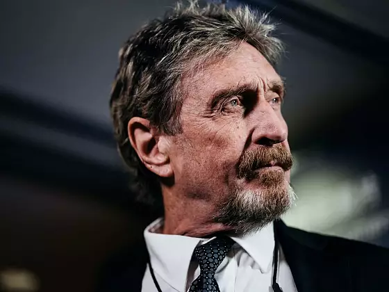 Zomrel John McAfee