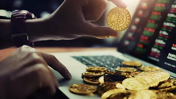 btc bitcoin analýza altcoiny. Zdroj: Shutterstock.com/Jirapong Manustrong