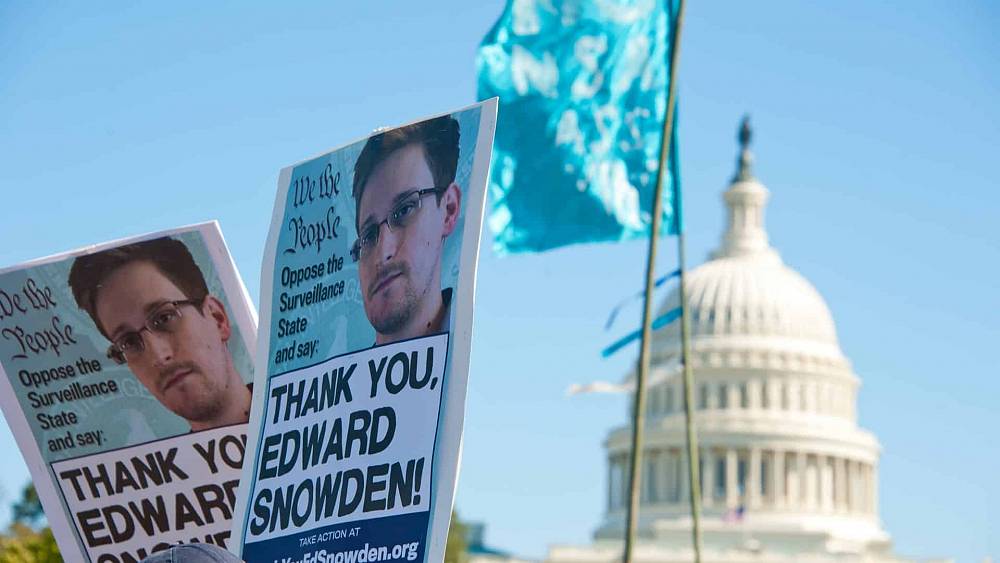 Edward Snowden verí Bitcoinu