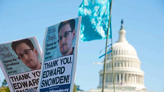 Edward Snowden verí Bitcoinu