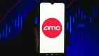 AMC čoskoro začne akceptovať DOGE a SHIB