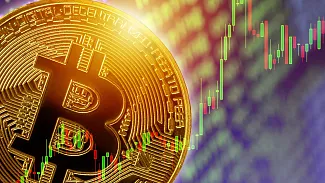 Bitcoin uzavrie klin priamo na rezistencii