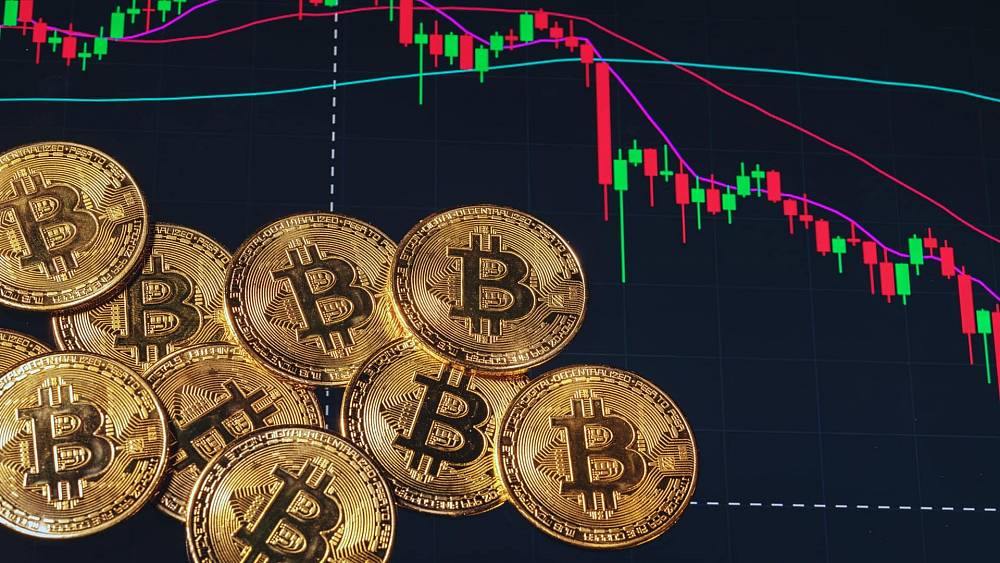 Bitcoin naďalej klesá