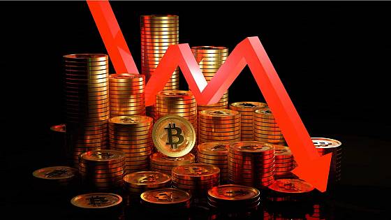 Bitcoin padá v dôsledku nízkych objemov