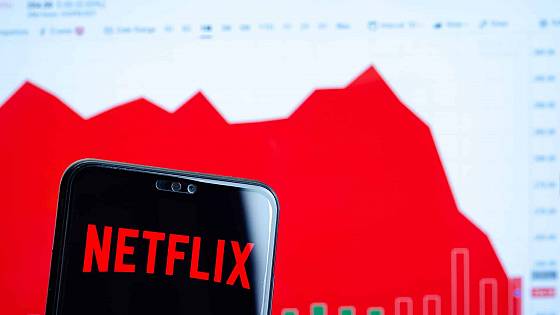 Akcie alebo kryptomeny? – Akcie obľúbeného Netflixu sa prepadli na 25%!
