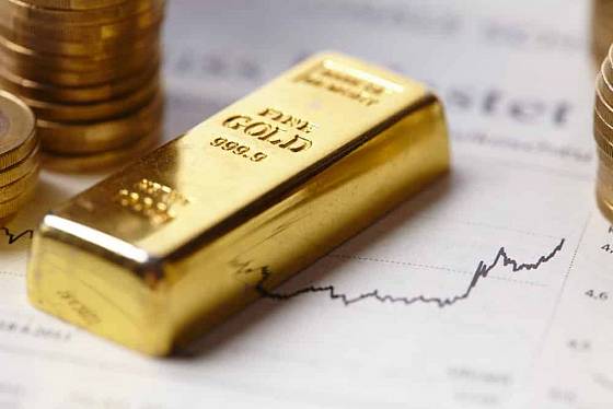 Zlato a komodity ako bezpečné útočisko v roku 2022 – akcie môžu ďalej klesať