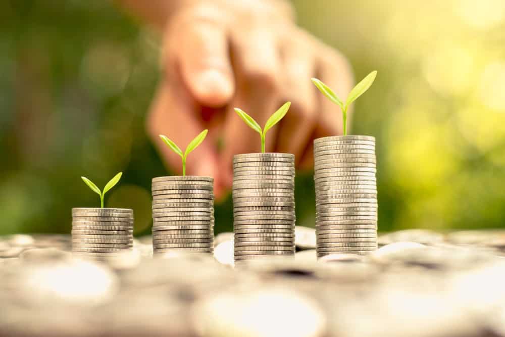 Aké výhody má dlhodobé držanie akcií a kryptomien?