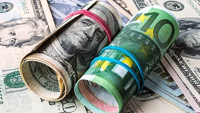 Euro vočí doláru prudko padá