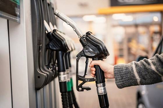Dobrá správa pre motoristov – benzín aj nafta opäť zlacneli, ropa by nemala ďalej stúpať