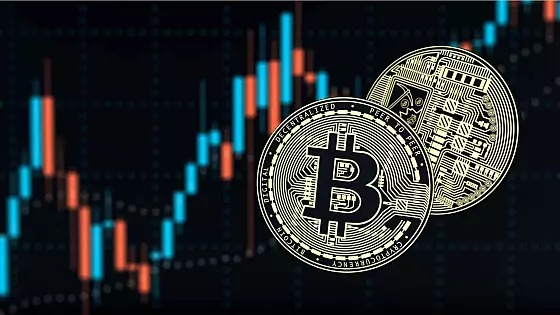 Bitcoin postupne padá dole