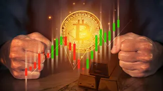 Bitcoin uzatvorí triangel.