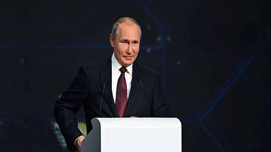 Putin podpísal zákon zakazujúci digitálne platby