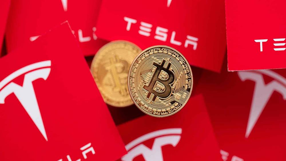 Tesla naďalej drží Bitcoin