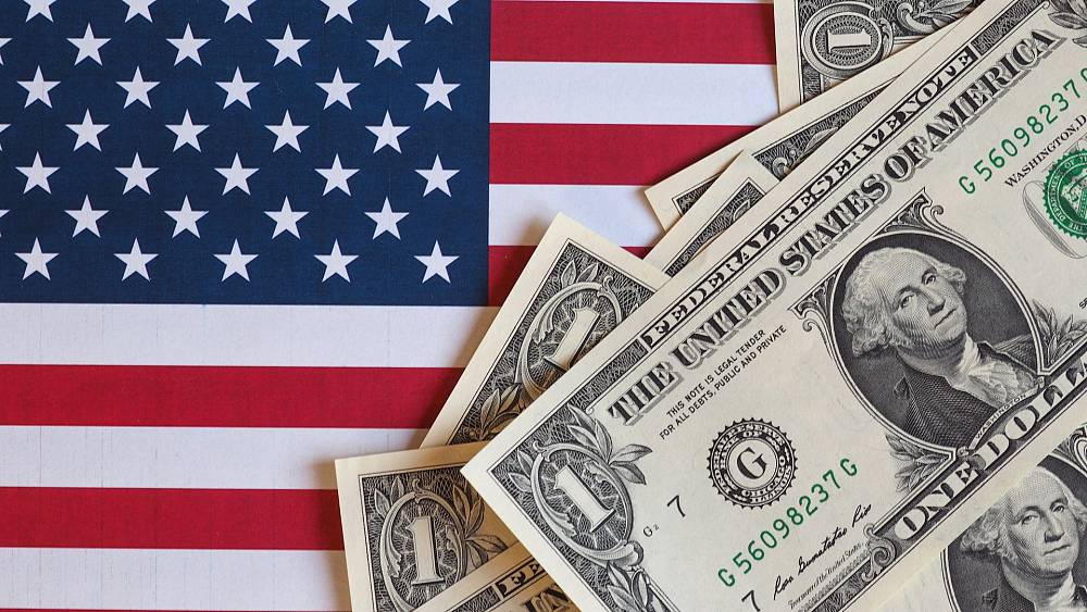 Americký dolár naberá na sile a ohrozuje tak globálnu ekonomiku