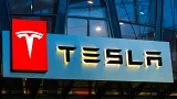 Akcie spoločnosti Tesla klesli