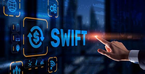SWIFT uzavrel partnerstvo s kryptomenou Chainlink