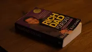 Kiyosakiho kniha Bohatý otec, chudobný otec