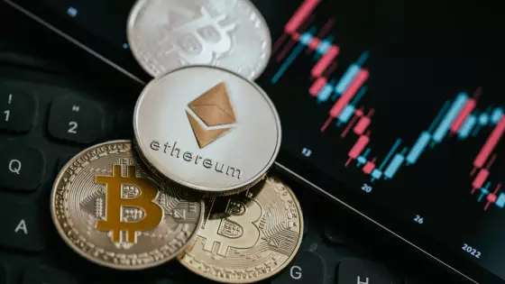 Analýza kryptomien etherea, bitcoinu a XRP