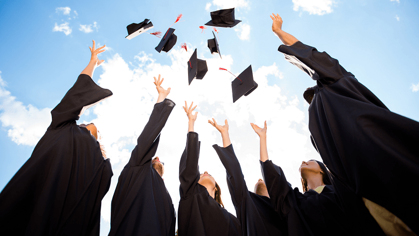 Vysoké školy produkujú nadmerný počet absolventov