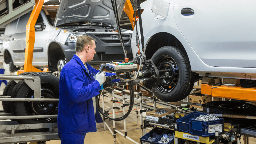 Automobilový priemysel musí znižovať náklady.