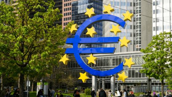 Ďalší pokles inflácie v eurozóne bude ťažší