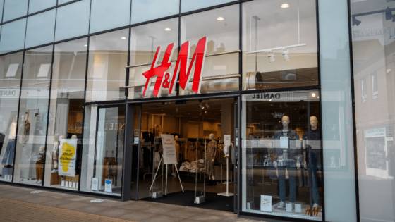 H&M zatvára obchody a prepúšťa zamestnancov