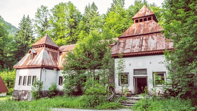 Kúpele v Korytnici dnes chátrajú