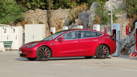 Tesla začne vyrábať nový lacný elektromobil