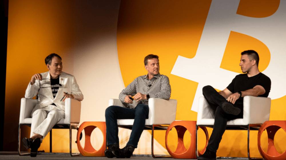 Max Keiser (vľavo) na bitcoinovej konferencii