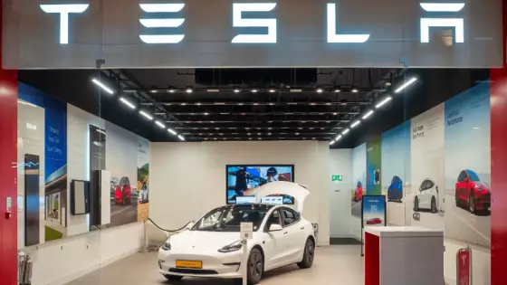 Tesla zlacňuje niektoré modely áut