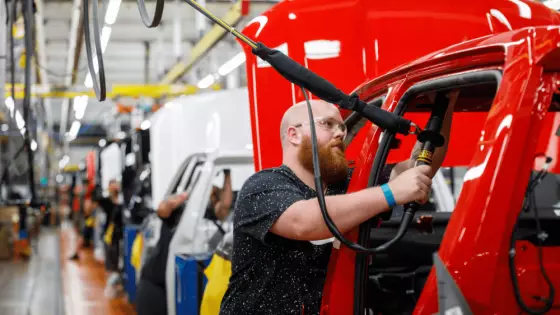 Automobilky majú na Slovensku nedostatok zamestnancov