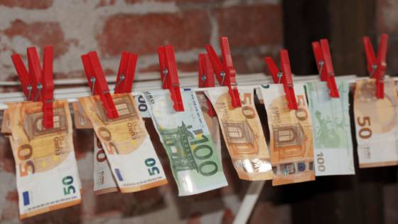 Slovensko napreduje v boji proti praniu špinavých peňazí