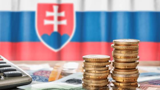 Slovensko si požičiava najdrahšie v eurozóne