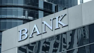 Banky sa zbavujú vkladných knižiek