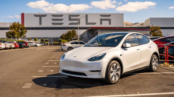 Tesla znižuje ceny vozidiel