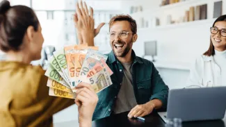 Zarábajte viac ako 2 000 eur