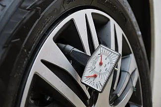 Merajte tlak v pneumatikách