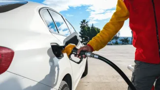 Dovolenkárom sa oplatí tankovať v zahraničí