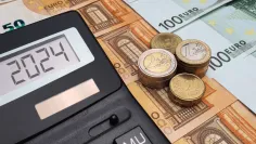 Vláda schválila vyšší príspevok na opatrovanie