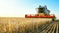 John Deere oznámil prepúšťanie stoviek zamestnancov