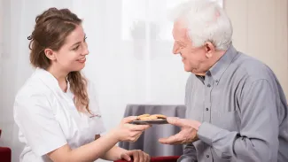 Opatrovníkov je čoraz menej