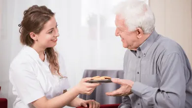 Opatrovníkov je čoraz menej